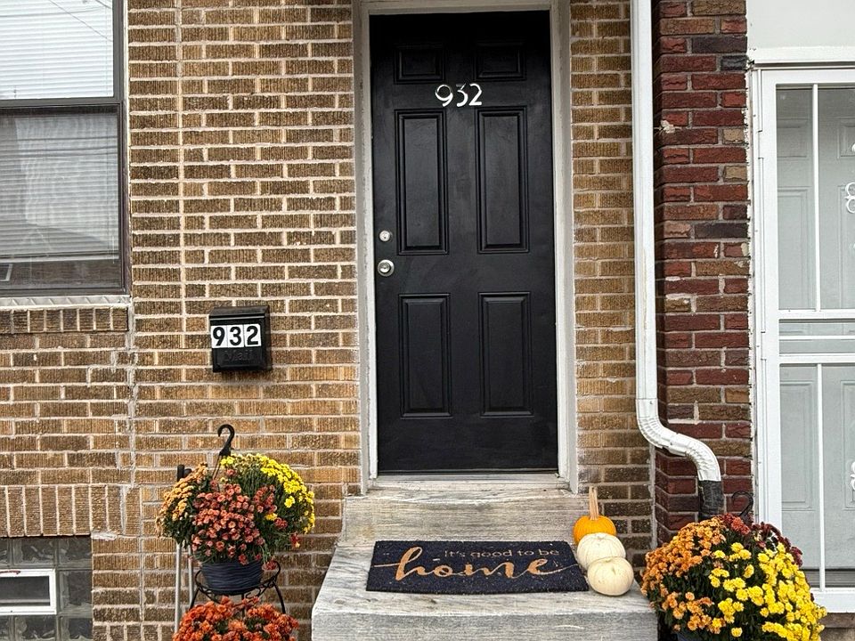 1st image of 932 S 5th St