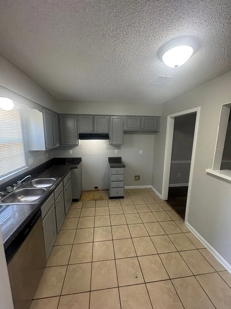 $500 off Full Months Rent Welcome to 6343 Kirby Downs Dr! — Photo 4