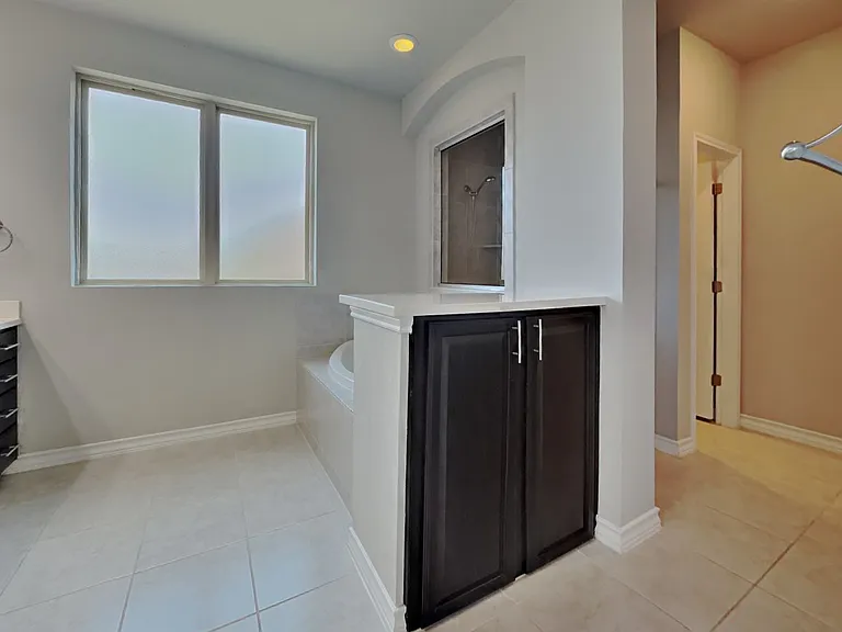 Modern bathroom with neutral t