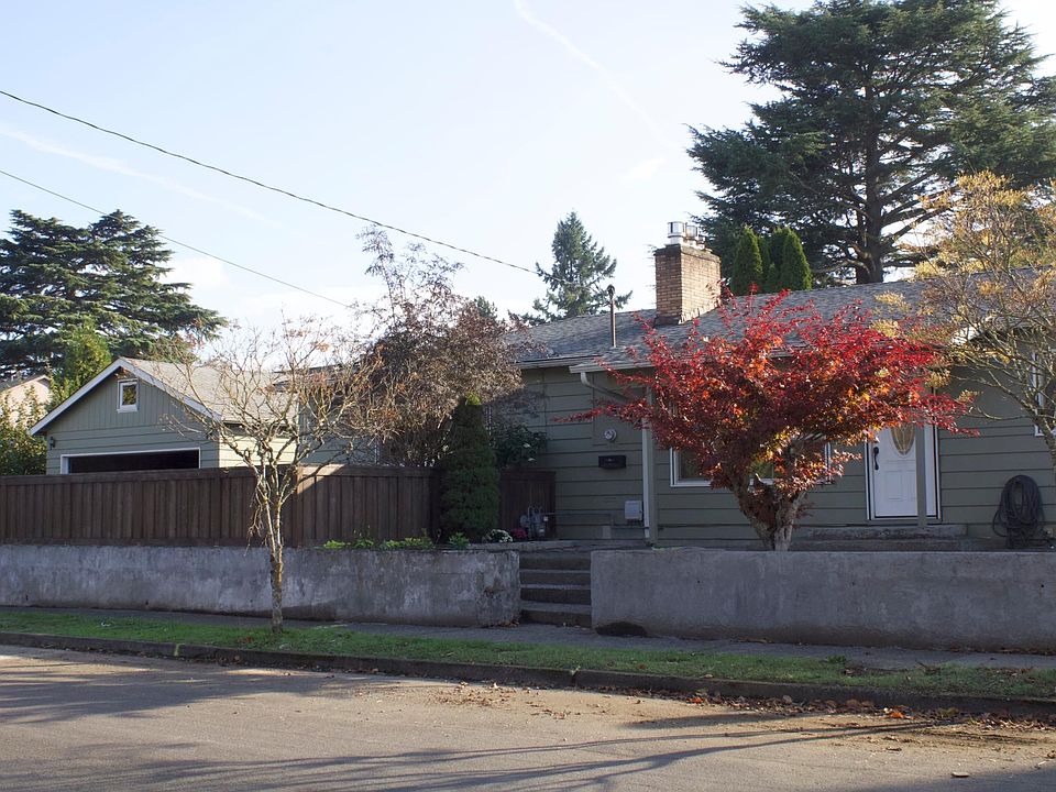 Lives Large! Huge private patio and garage