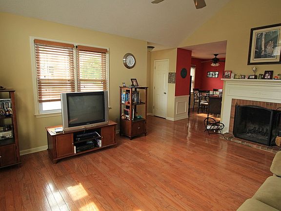 3rd image of 105 Stoney Brook Dr
