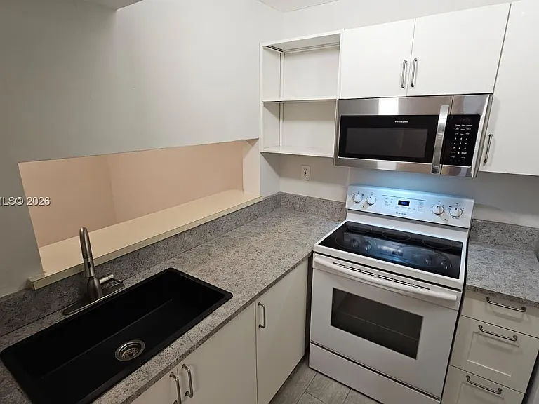 5720 SW 5th St — Photo 7