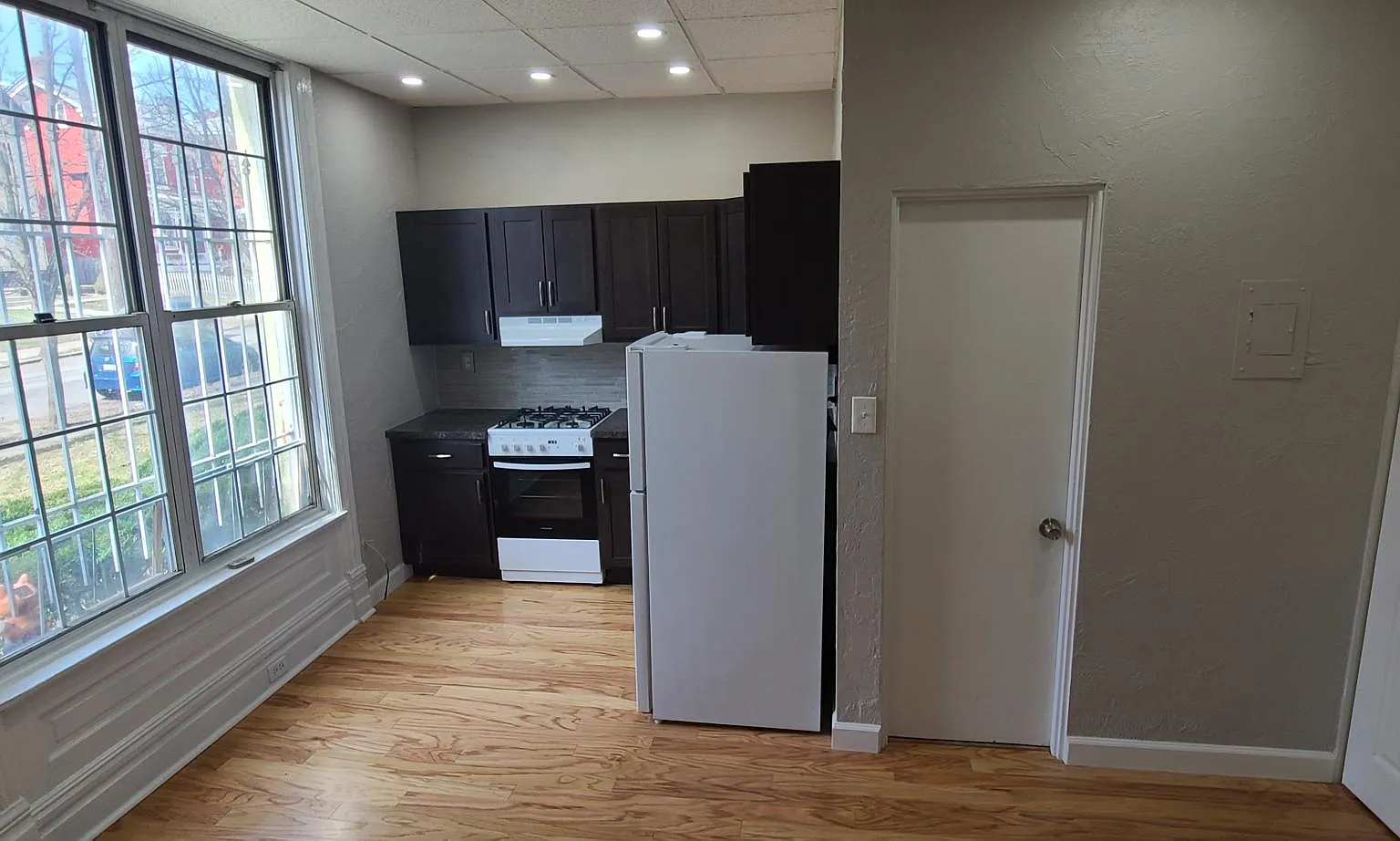 Studio, 200 sqft, $975 — Photo 2