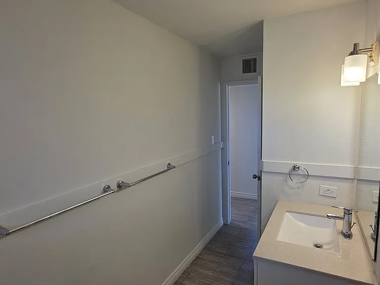1201 E Barcelona Ave — Photo 26