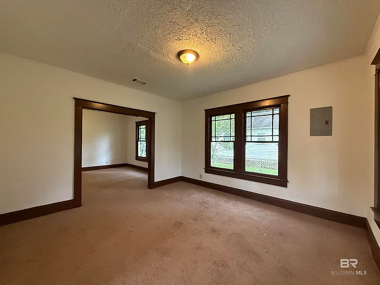 672 Burden St — Photo 3