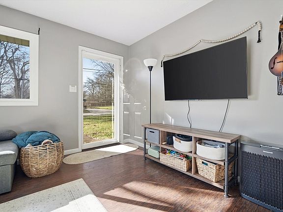 4th image of 206 N Grove St