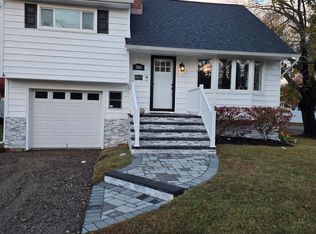 (Undisclosed Address), West Islip, NY 11795