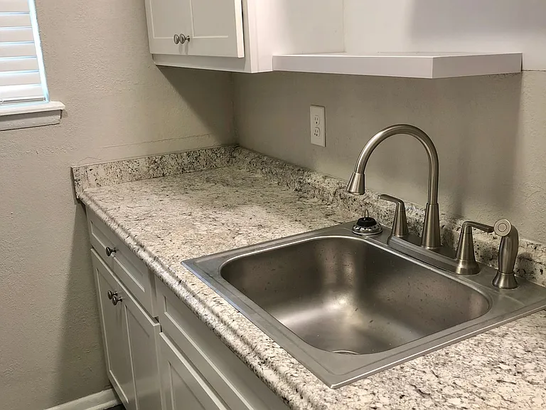 Yukon Heights Apartments — Photo 16