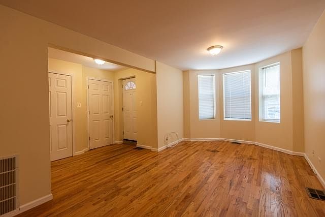 1st image of 3040 N Greenview Ave APT 1f