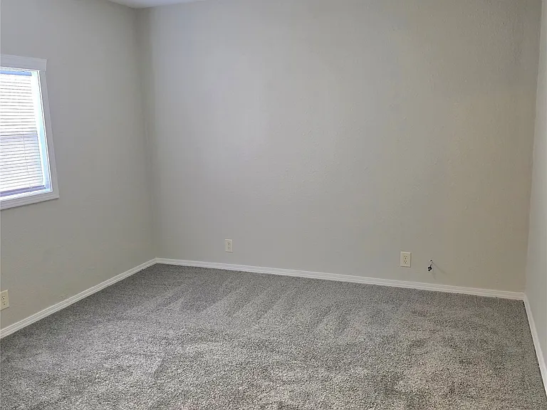 942 N Ross Ave — Photo 7