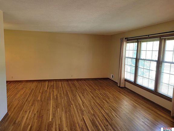 4th image of 440 S 119th St