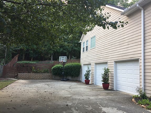 2nd image of 1020 Fountain Glen Dr