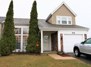 820 Stanford Ln, Carol Stream, IL 60188