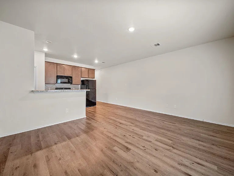 403 E Avenue G — Photo 6