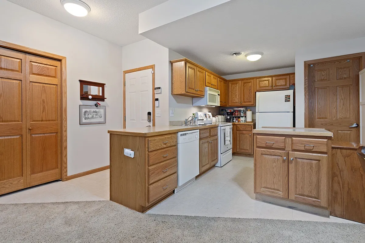 2 bed, 900 sqft, $1,400 — Photo 3