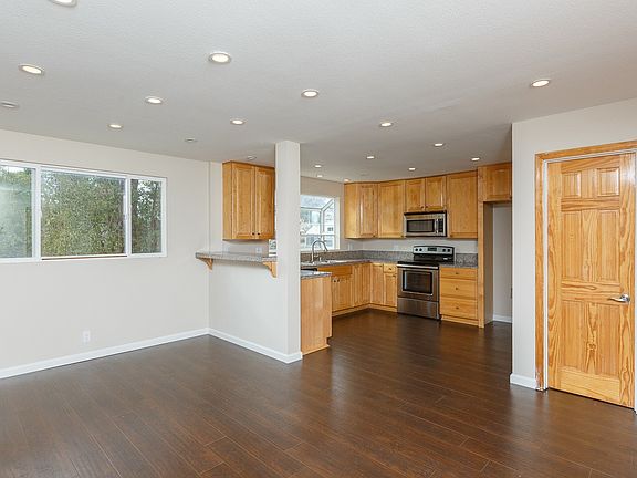 4th image of 1156 North Ave