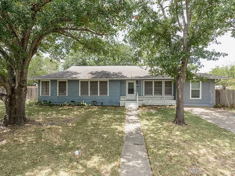 708 Broadmoor Dr — Photo 2