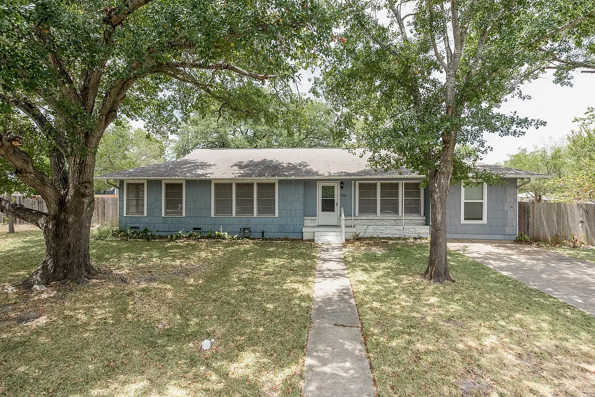 Building Photo - 708 Broadmoor Dr