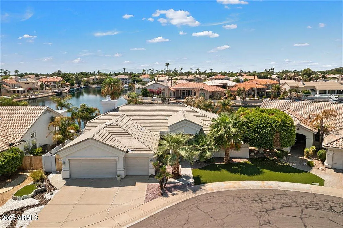 3 bed, 2.0 bath, 2428 sqft, $10,000 — Photo 2