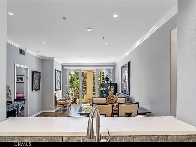 2233 Martin #201 — Photo 28