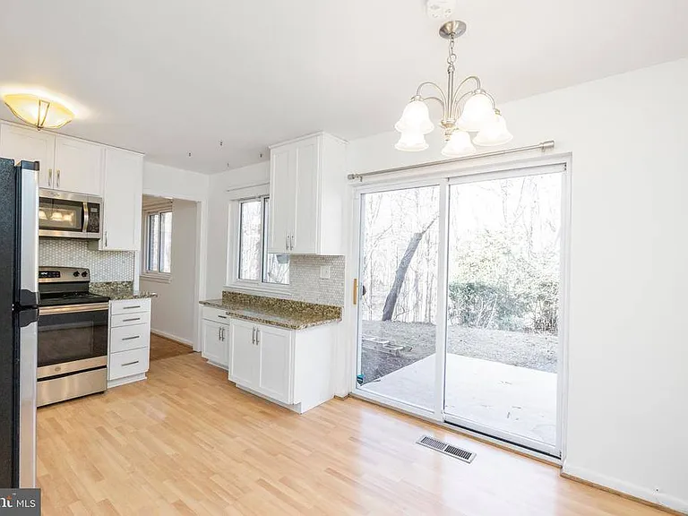 12265 Greenleaf Ave — Photo 5