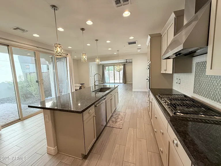 2366 W Gloria Ln — Photo 10