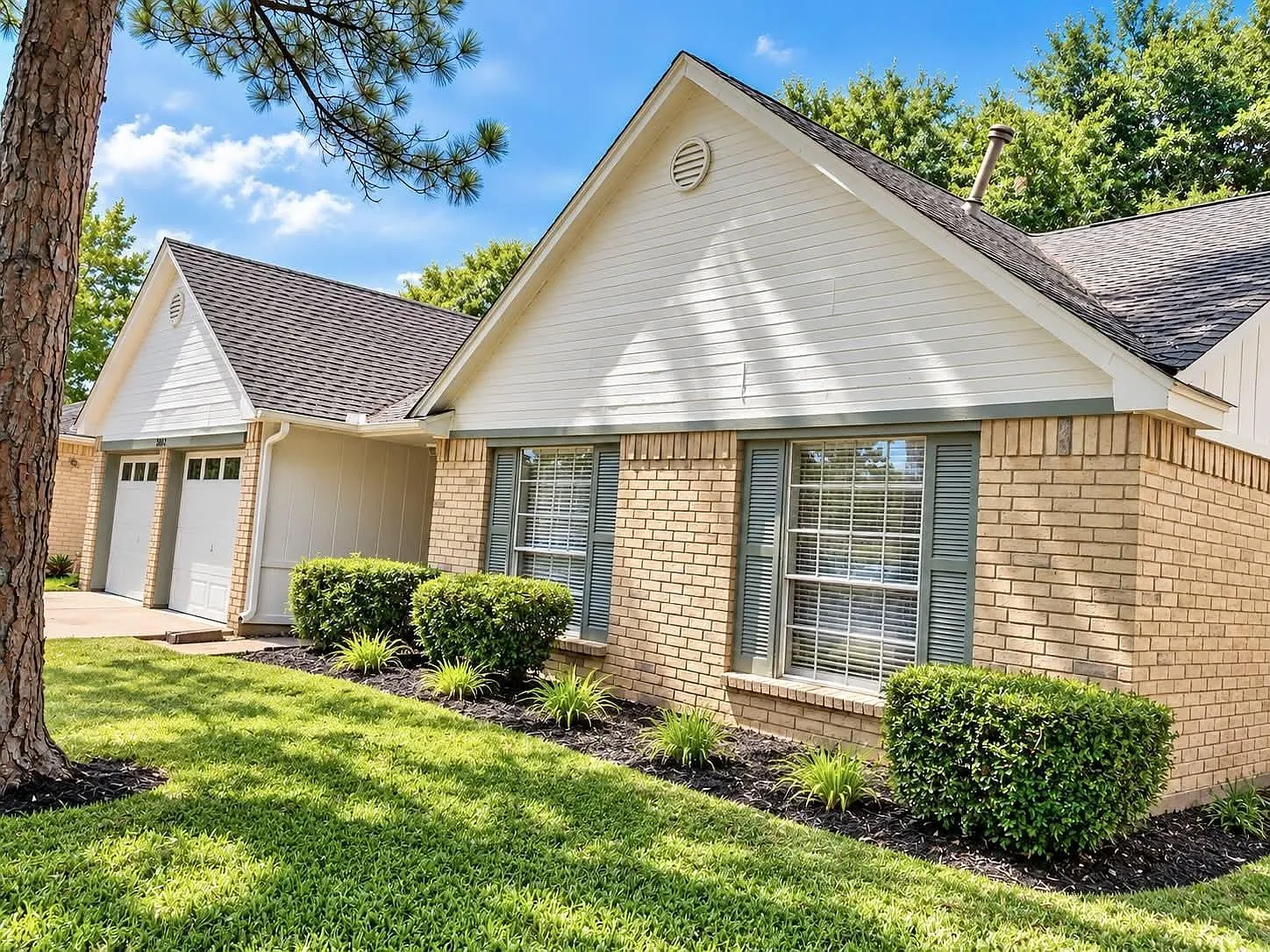 3 bed, 2.0 bath, 1392 sqft, $1,998 — Photo 2