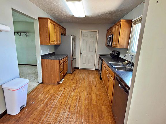 5th image of 13936 Weir St