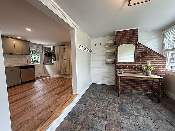 3rd image of 15 Buckwood Dr