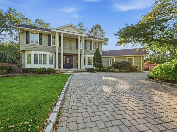 26 Astro Place, Dix Hills, NY 11746