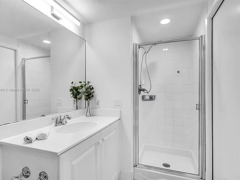 18100 N Bay Rd #709 — Photo 15