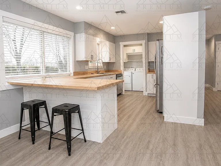 3504 Royal Crest Dr E — Photo 5