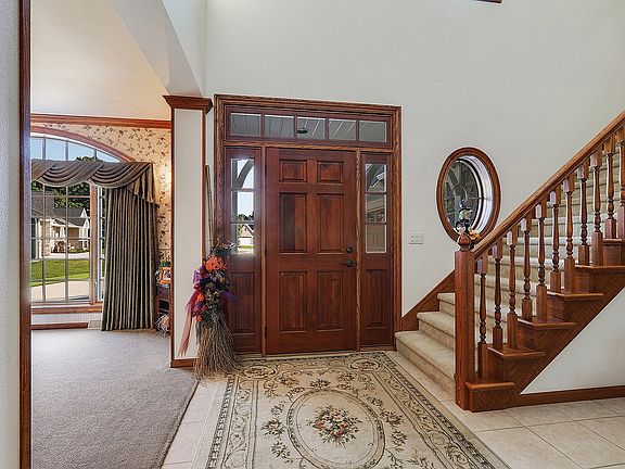 stunning entrance, 2-story foyer