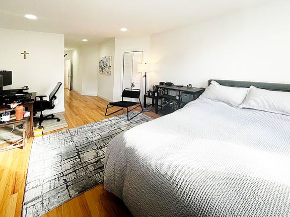 4th image of 261 W 19th St APT 5W