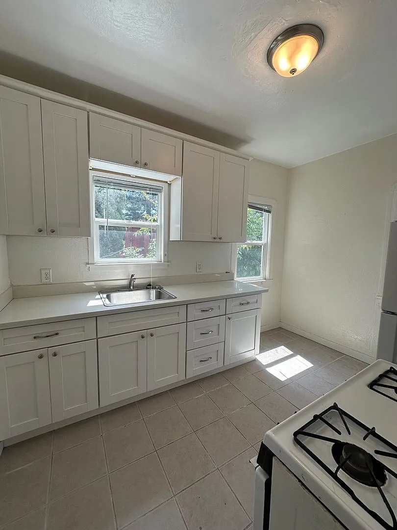 1009 E 22nd St — Photo 3