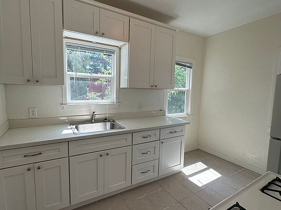 3rd image of 1009 E 22nd St
