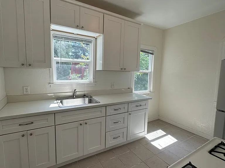 1009 E 22nd St — Photo 3