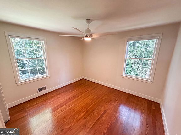 4th image of 2320 Capehart Cir NE