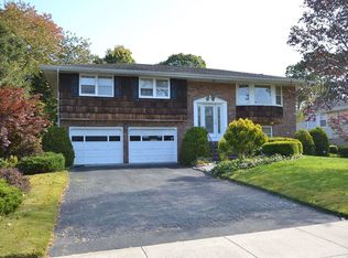 11 Hawk Ln, Hauppauge, NY 11788