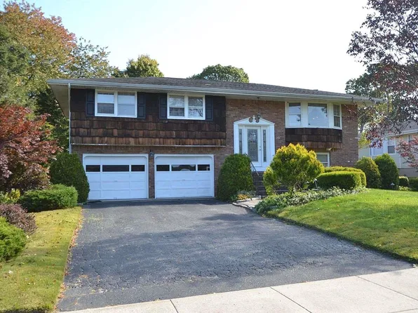 11 Hawk Lane, Hauppauge, NY 11788