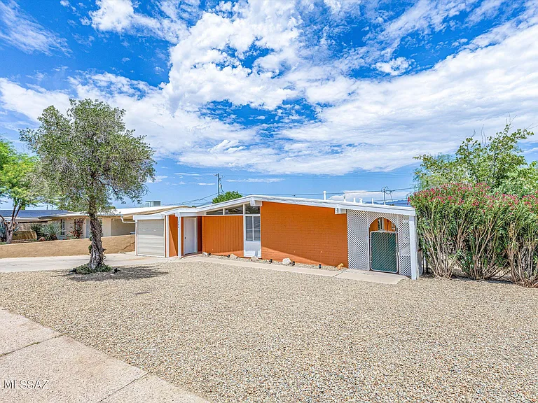 104 N Douglas Ave — Photo 4