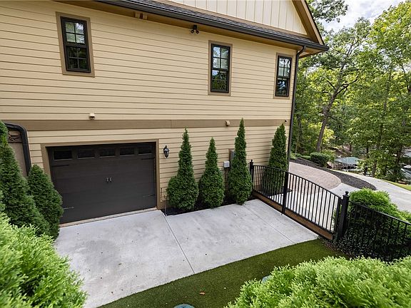 4th image of 700 Lakestream Ct