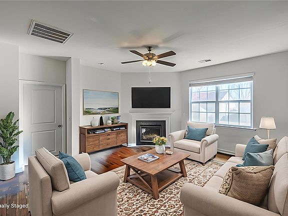 2nd image of 520 Galveston St