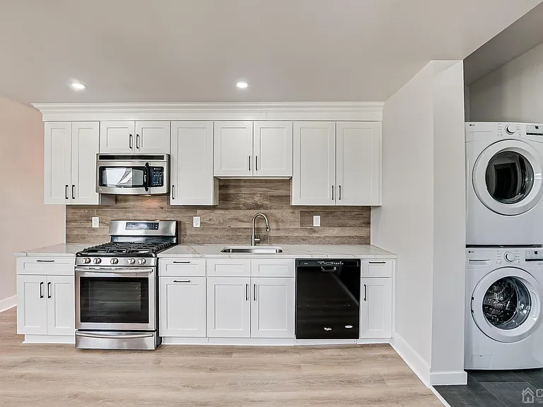 324 Main St #2 — Photo 8