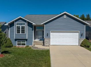 1026 Capri Dr NE, Cedar Rapids, IA 52402