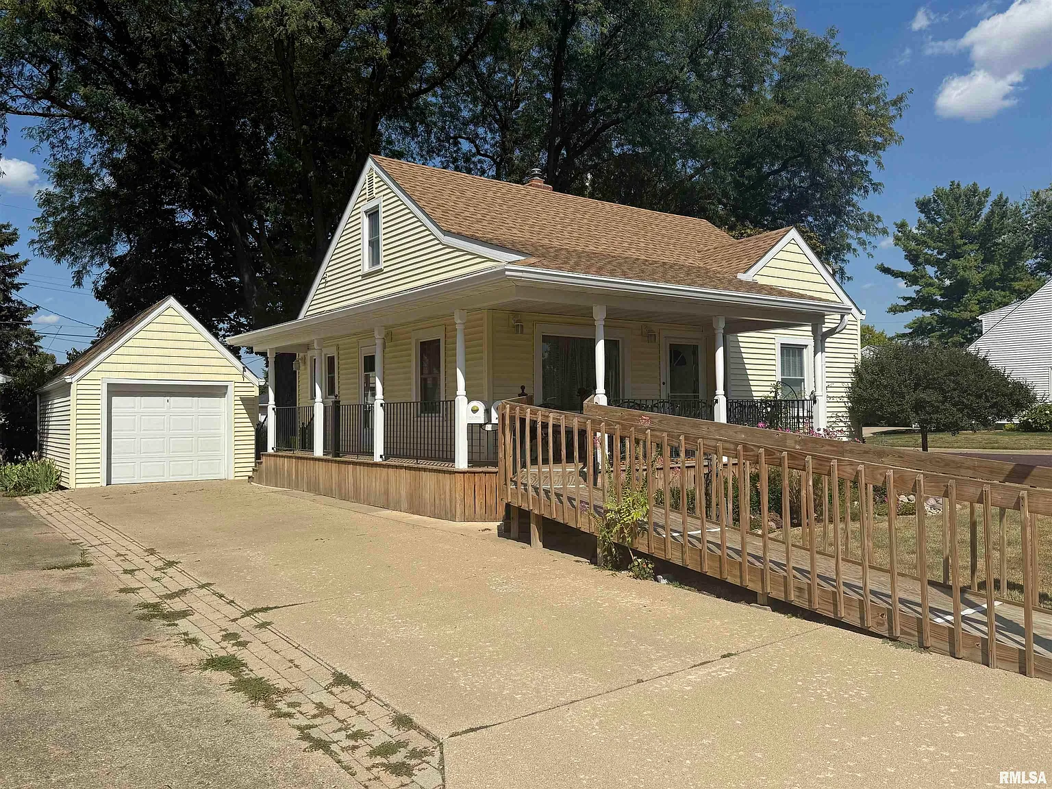 517 E Tyler St photo 1