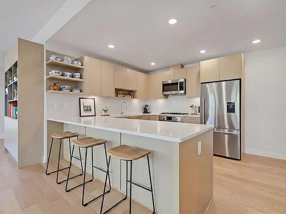 3rd image of 88 S 9th St NE #211