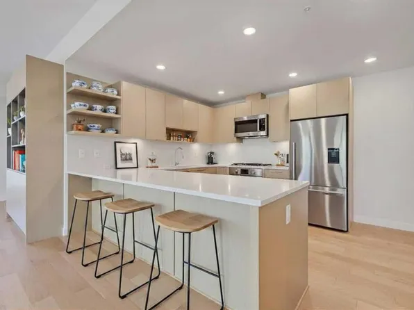 88 S 9th St NE #211, Calgary, AB T2E 4E1