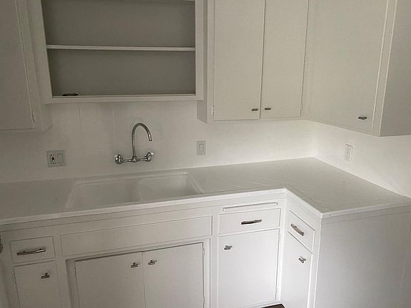 4th image of 137 N Myrtle Ave #5