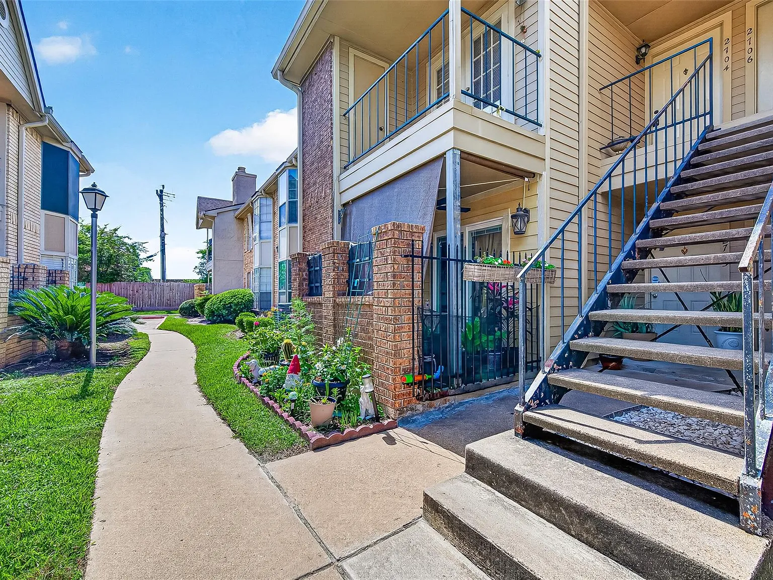 2 bed, 1.0 bath, 960 sqft, $1,250 — Photo 2